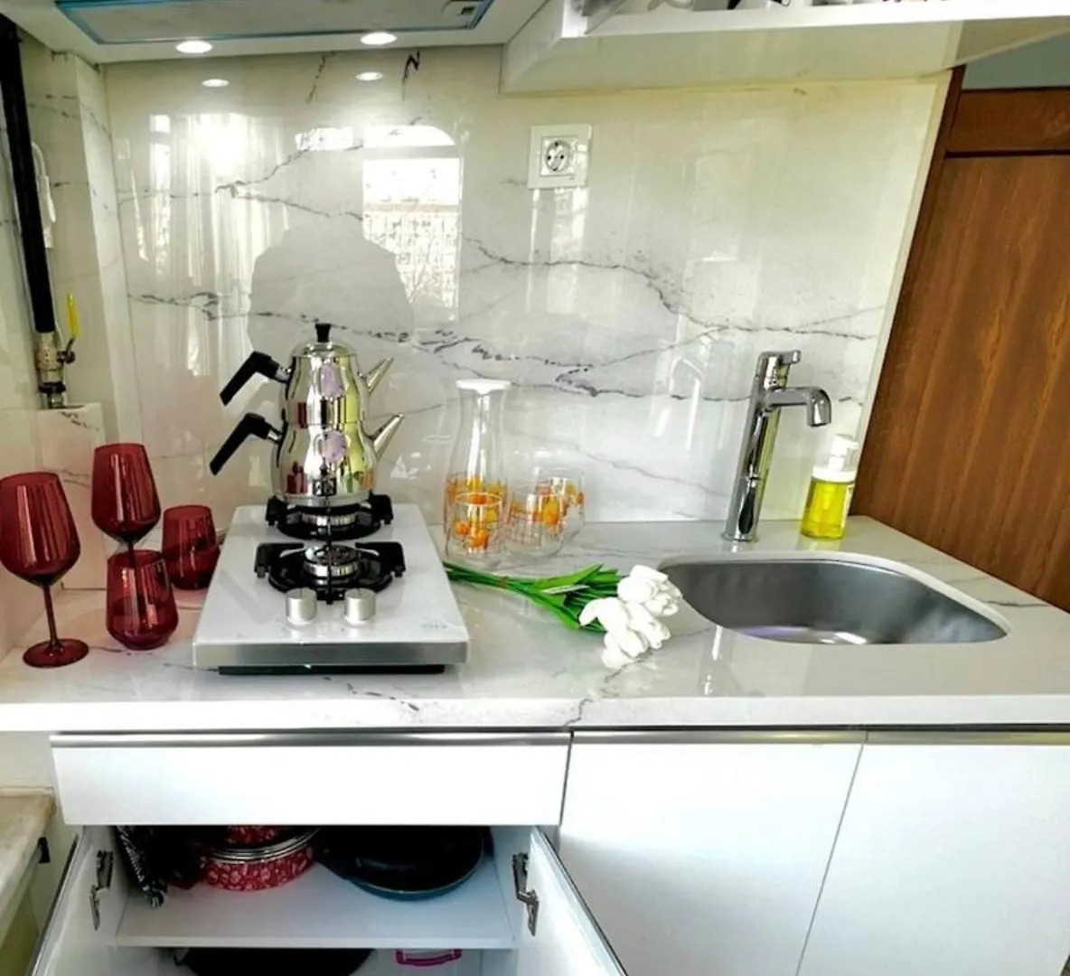 Istanbulun Kral Dairesi Asansoerlue Ve 2 Klimali 0*, Istanbul Turkey